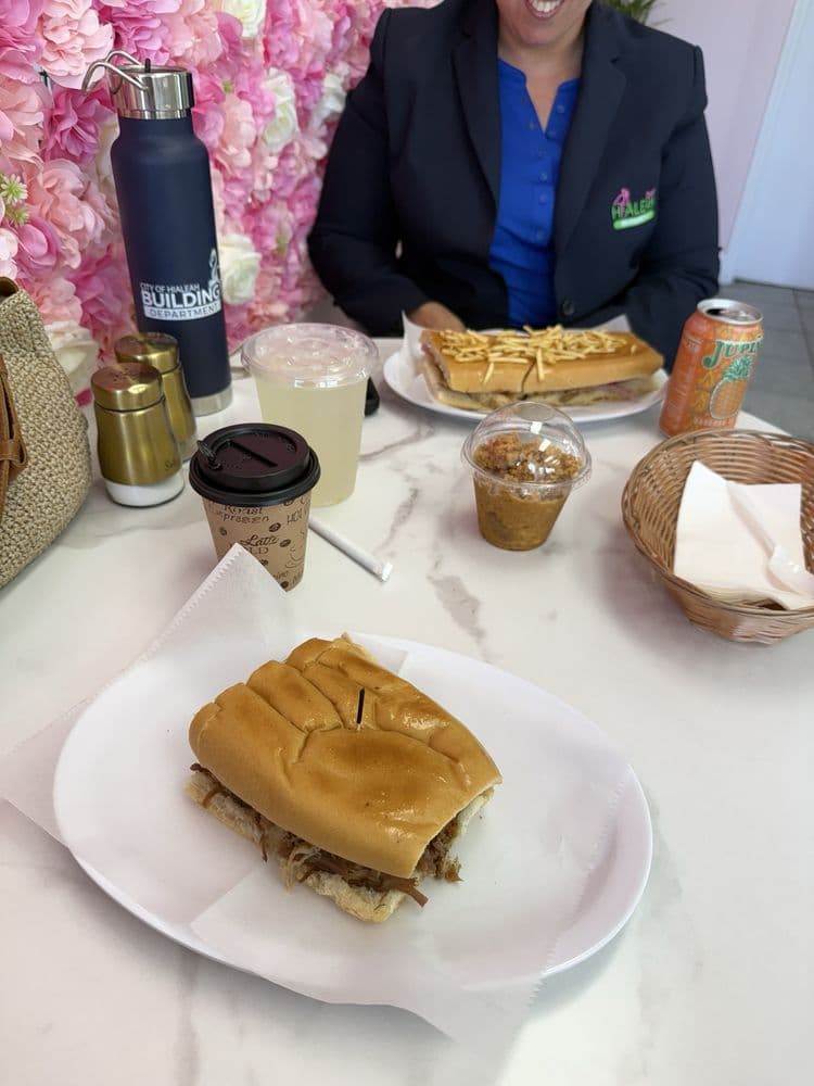 El Capuchino Bakery & Cafe