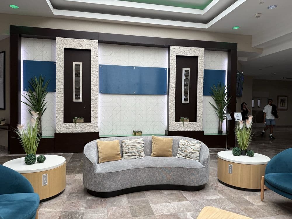 Holiday Inn Express & Suites Tampa - Stadium Area