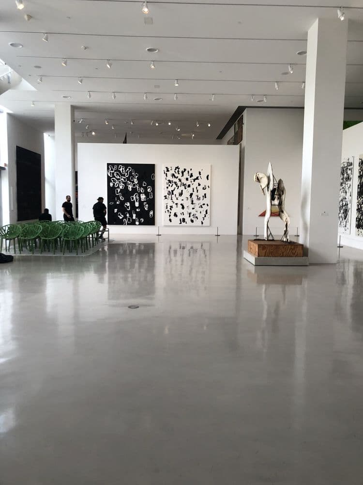De La Cruz Collection