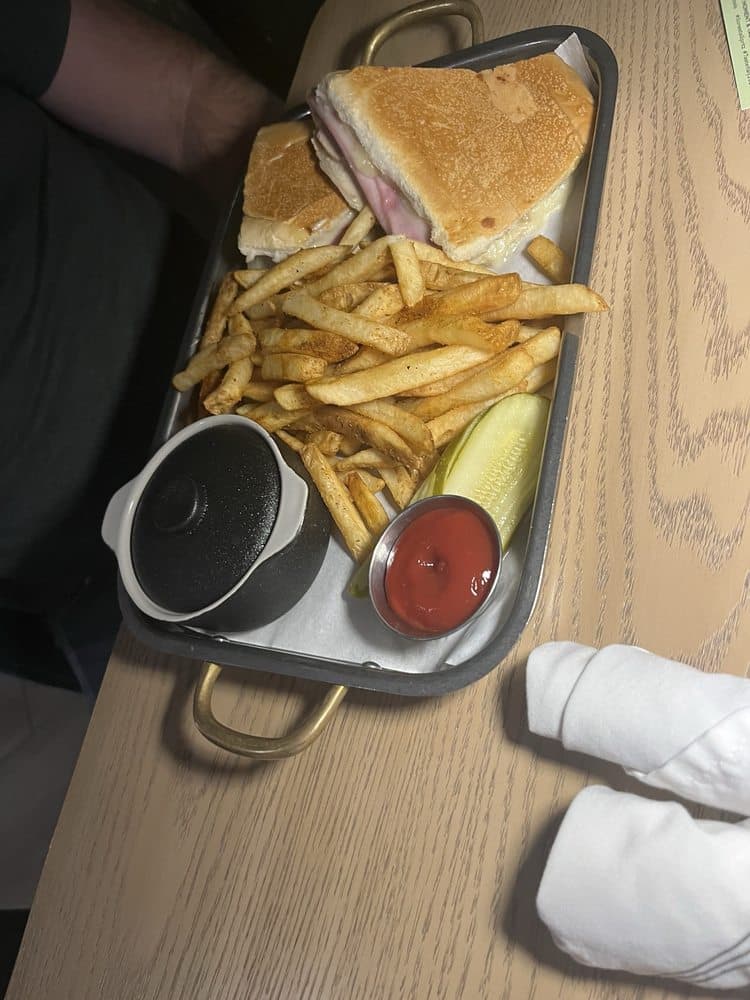 Tailwinds Restaurant & Bar