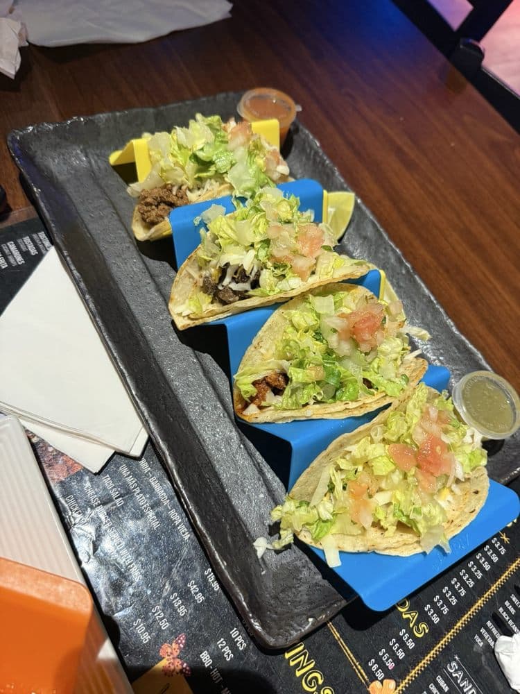 Una Mas Bar & Grill