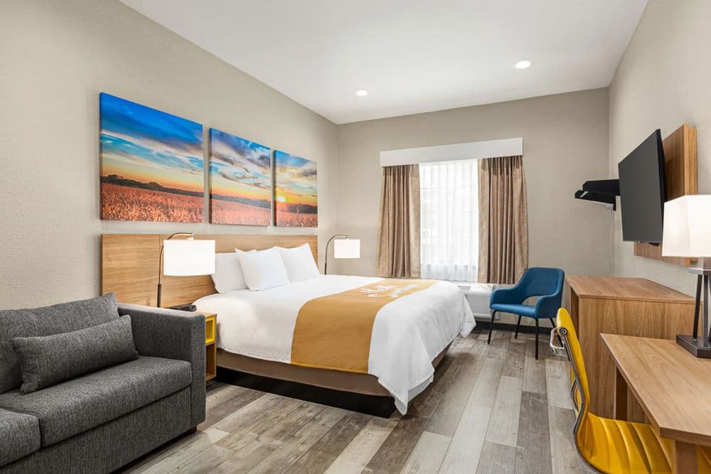 Days Inn & Suites by Wyndham Tampa / Raymond James Stadium