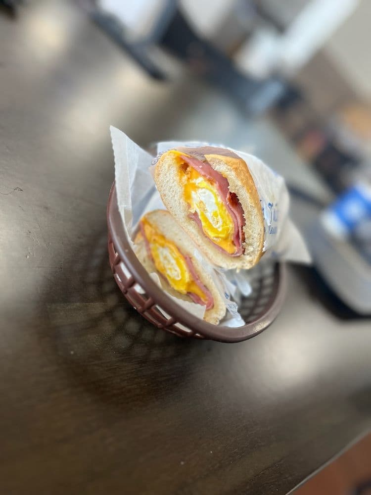 Taino's Bakery & Deli