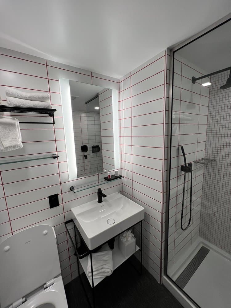 Radisson RED Miami Airport