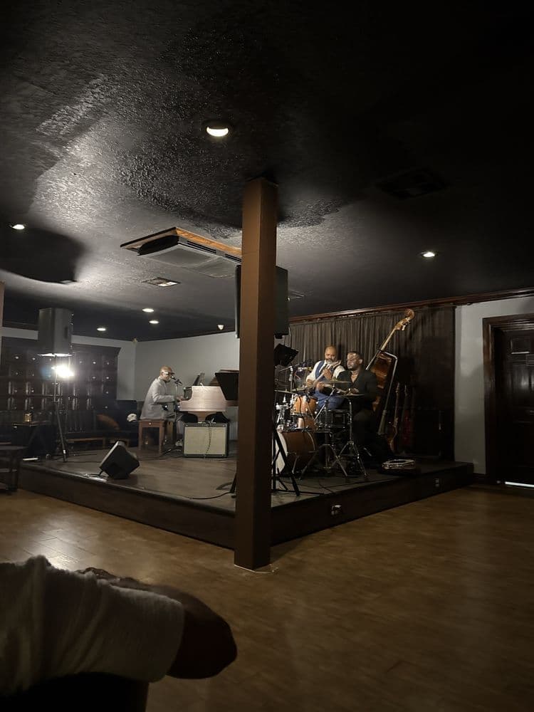 Chewy’s Lounge